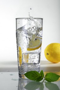 Bei der 17-Tage-Diät beginnt der Tag mit einem Glas Zitronenwasser